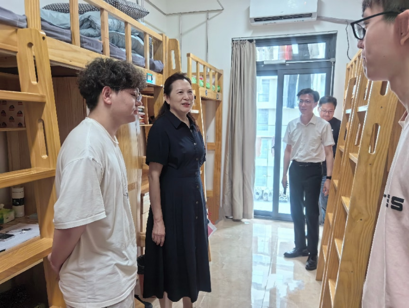 暖心走访入宿舍  关怀相伴启新程 ——戴世明副校长走进汽车与交通工程学院学生宿舍看望新生