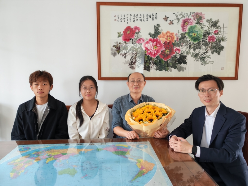 重阳敬老念师恩 薪火相传话专业 ——汽车与交通工程学院关工委走访慰问退休教师戴春风